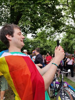 Mache ein Foto mit einem Gast, der gerade ein Foto macht.