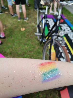 Mache ein Foto mit einem Gast, der glitzert.