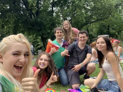 Mache ein Foto mit deiner Begleitung und einem anderen Paar.